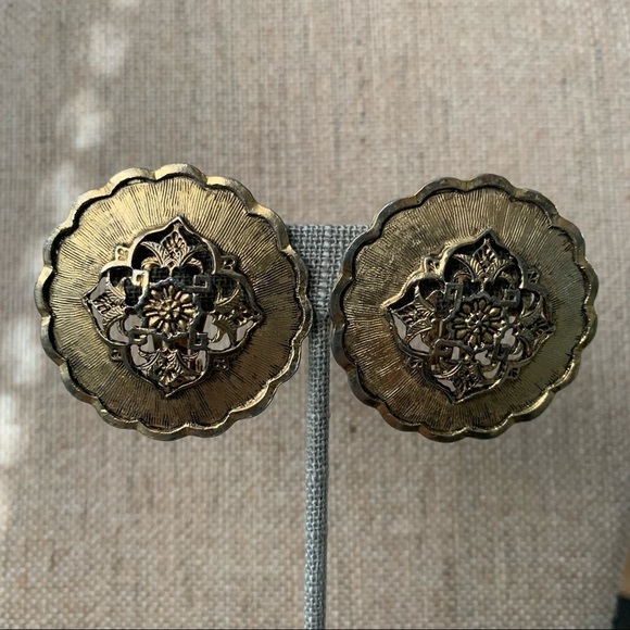 Les Bernard || Vintage Clip On Gold Toned Earrings - Picture 8 of 8